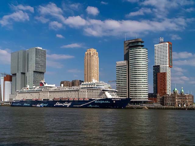 Mein Schiff 2 aan de Cruise Terminal Rotterdam
